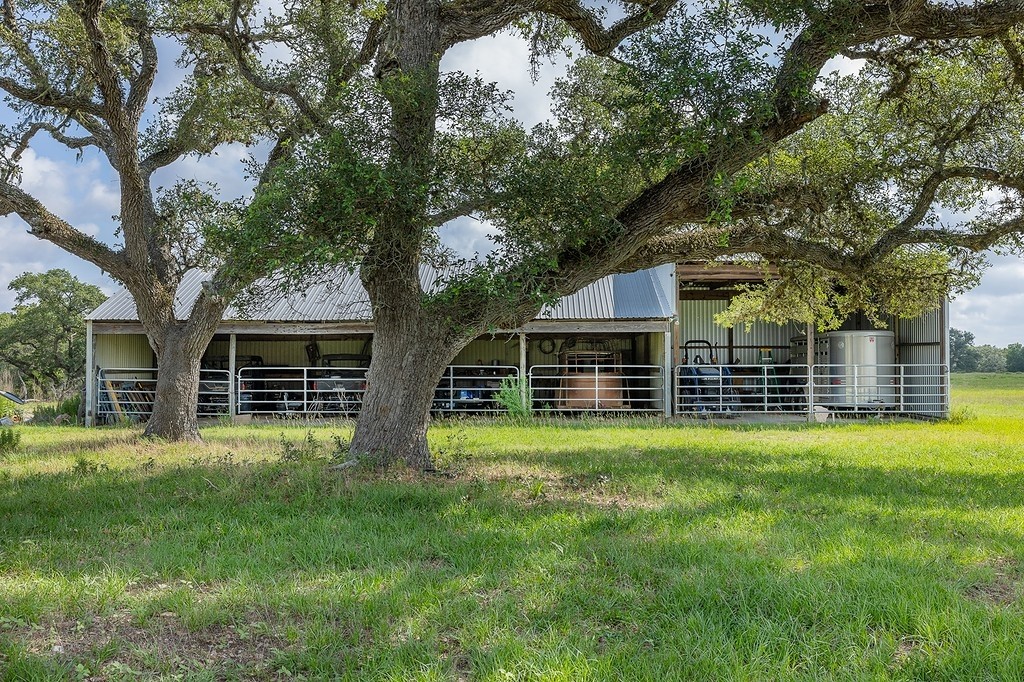 1561 Cr 154 Road Weimar, TX 78962 - Photo 12 of 46