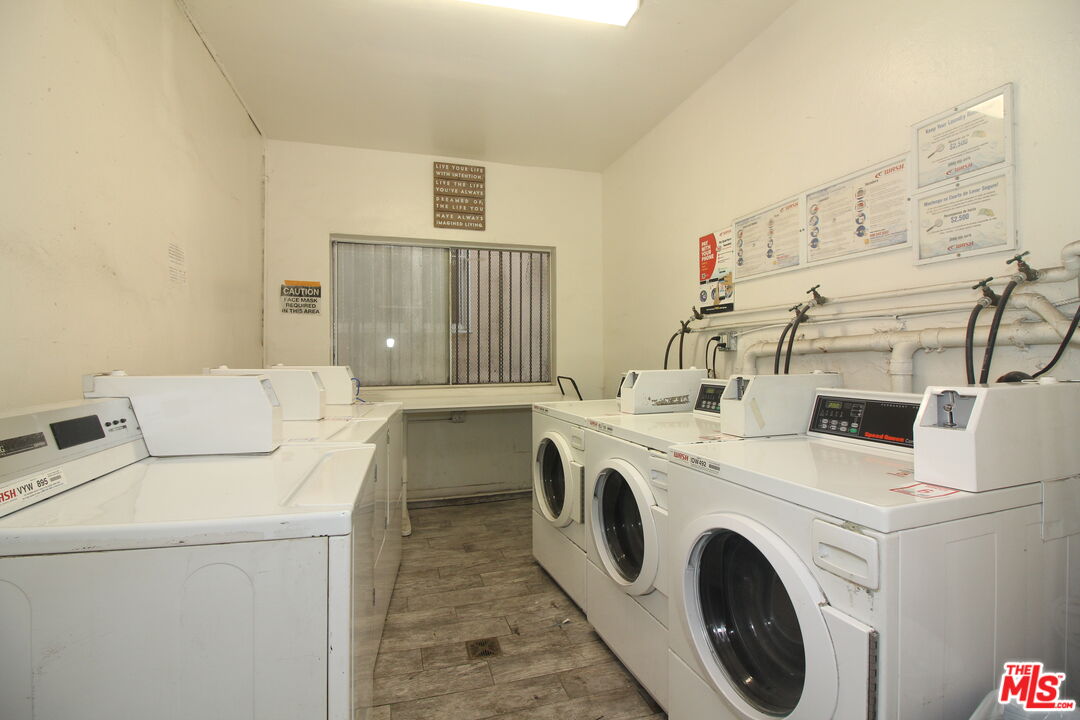 647 West 18th Street, Unit 316 Los Angeles, CA 90015 - Photo 2 of 8 a utility room with dryer and washer