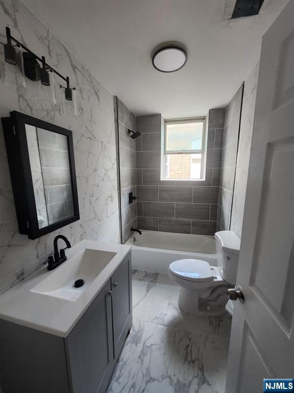 316 South Orange Avenue, Unit 2N Newark, NJ 07103 - Photo 9 of 10 a bathroom with a toilet a sink a mirror and a bathtub