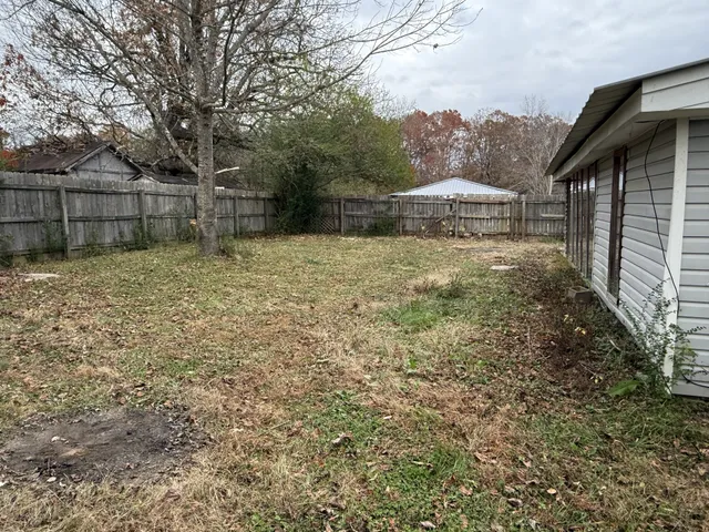 a view of a backyard