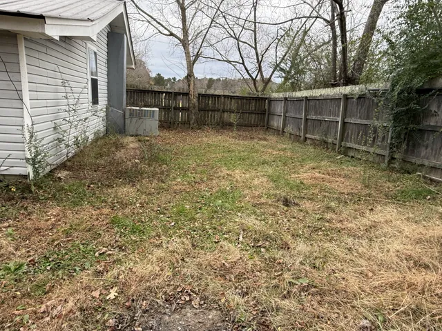 a view of a backyard