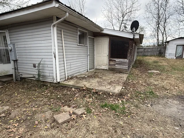 a view of a house with a back yard