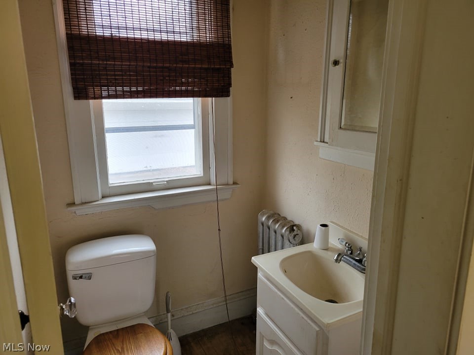 3353 Altamont Road Cleveland, OH 44118 - Photo 11 of 25 main floor 1/2 bath