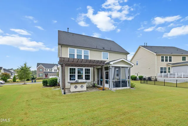a view of a back yard