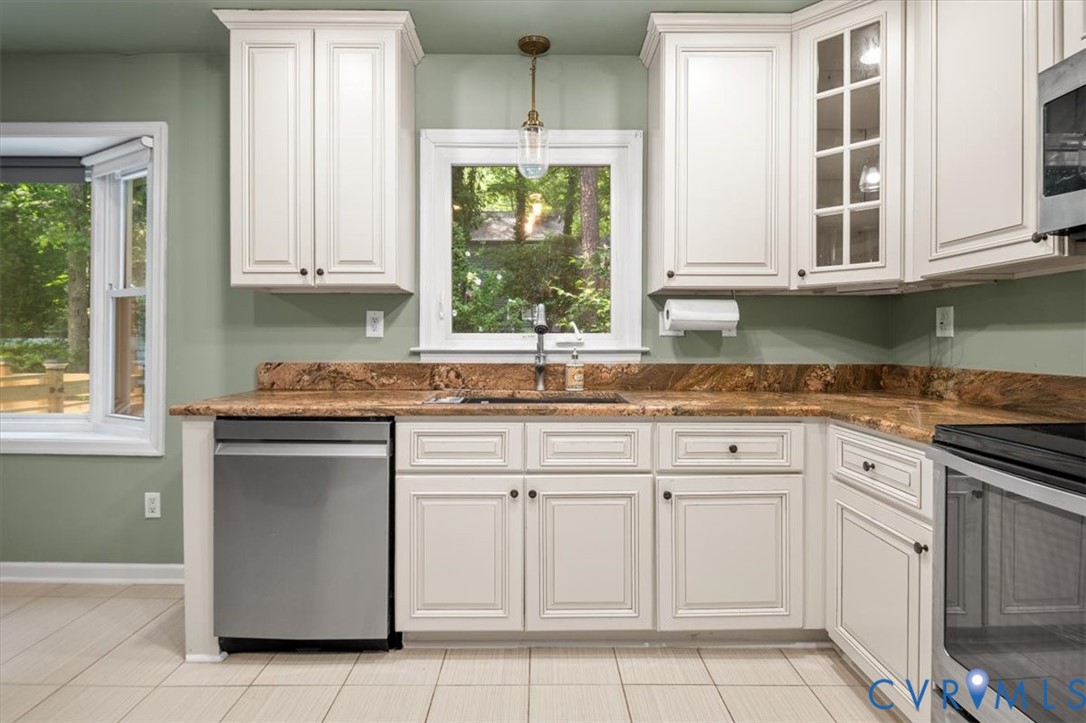 5902 Mill Spring Road Midlothian, VA 23112 - Photo 12 of 40 Kitchen with appliances with stainless steel finis