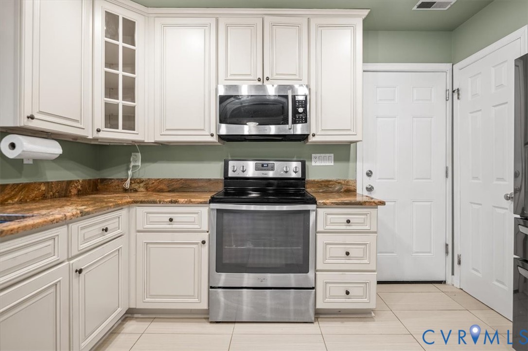 5902 Mill Spring Road Midlothian, VA 23112 - Photo 17 of 40 Kitchen featuring stainless steel appliances, whit