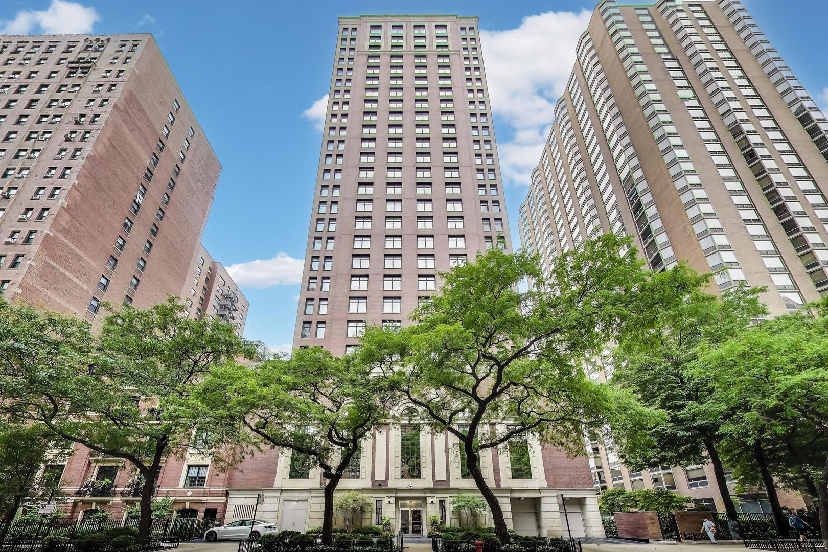 1122 North Dearborn Street, Unit 7A Chicago, IL 60610 - Photo 2 of 25 front view of a building