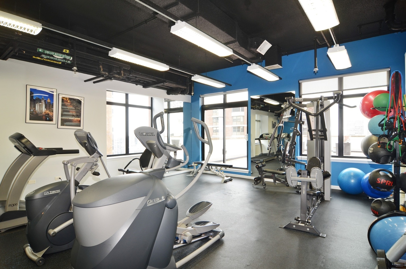 1122 North Dearborn Street, Unit 7A Chicago, IL 60610 - Photo 21 of 25 a gym room with gym equipment