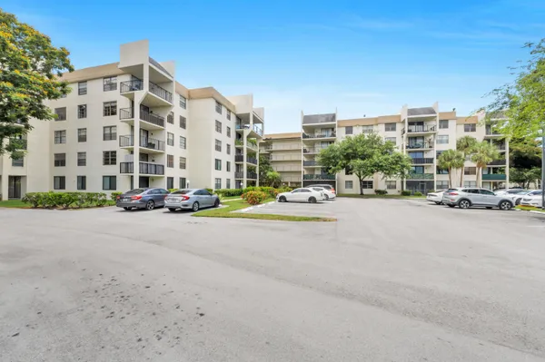 $175,000 | 6190 Woodlands Boulevard, Unit 513, Tamarac, FL 33319