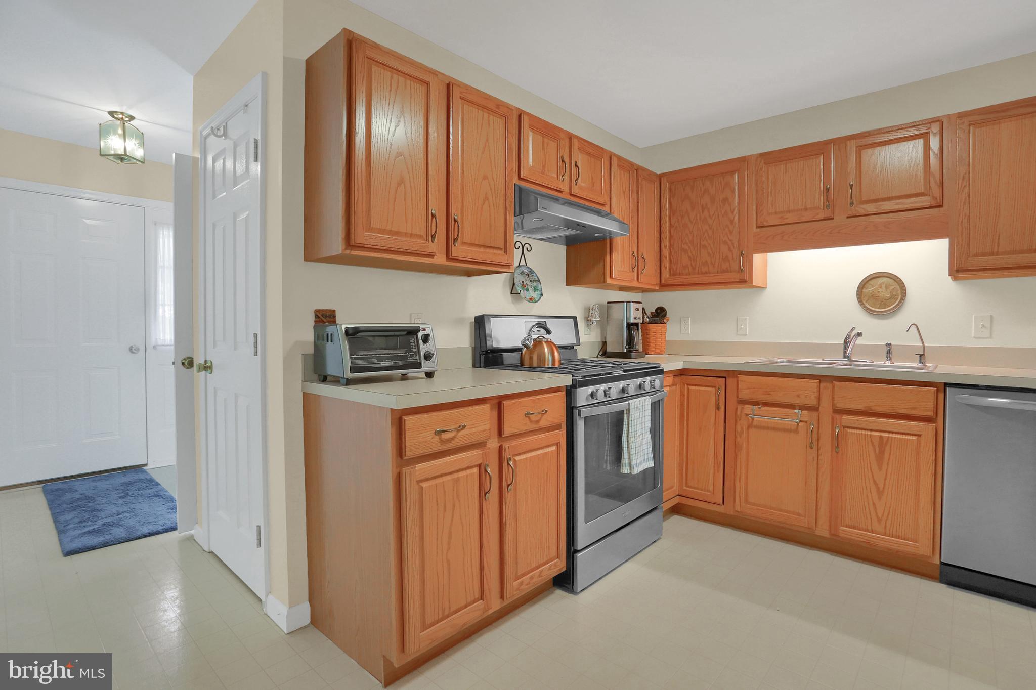 43 Heron Road Lititz, PA 17543 - Photo 8 of 32 Kitchen w/Stainless Steel Appliances Included