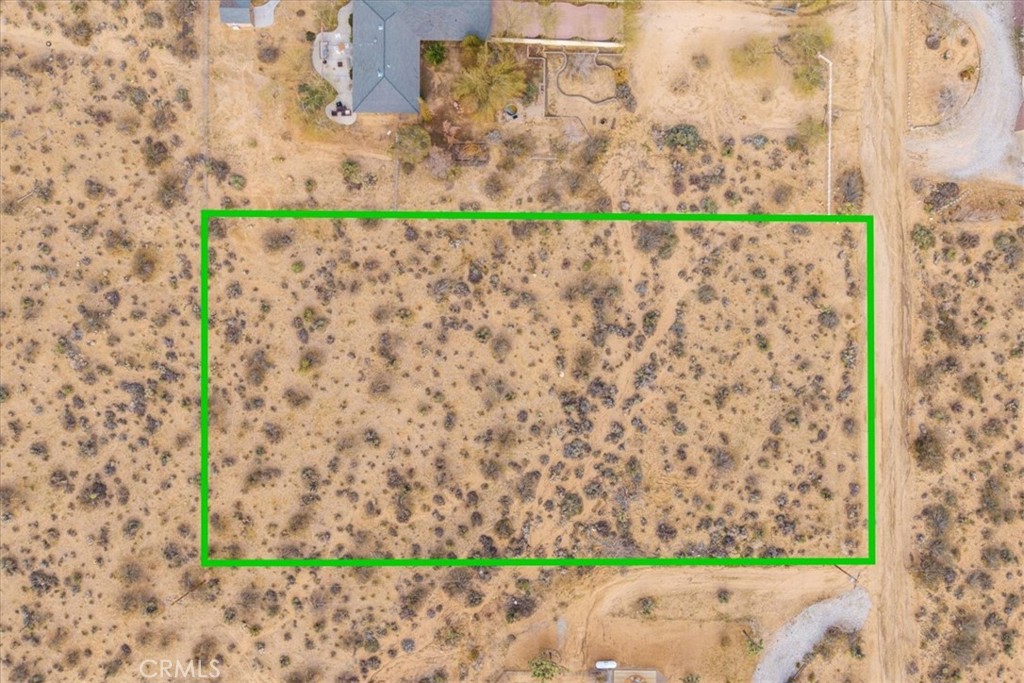 7032 Saddleback Road Joshua Tree, CA 92252 - Photo 13 of 40 a view of a yard with wooden fence