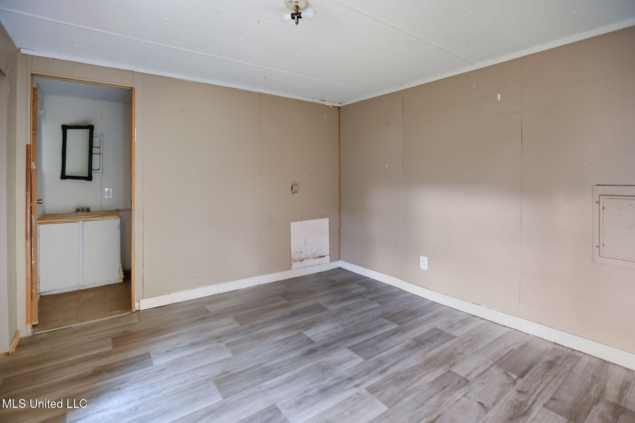 1543 Marion Russell Road Meridian, MS 39301 - Photo 23 of 37 TRAILER 2 INTERIOR 4