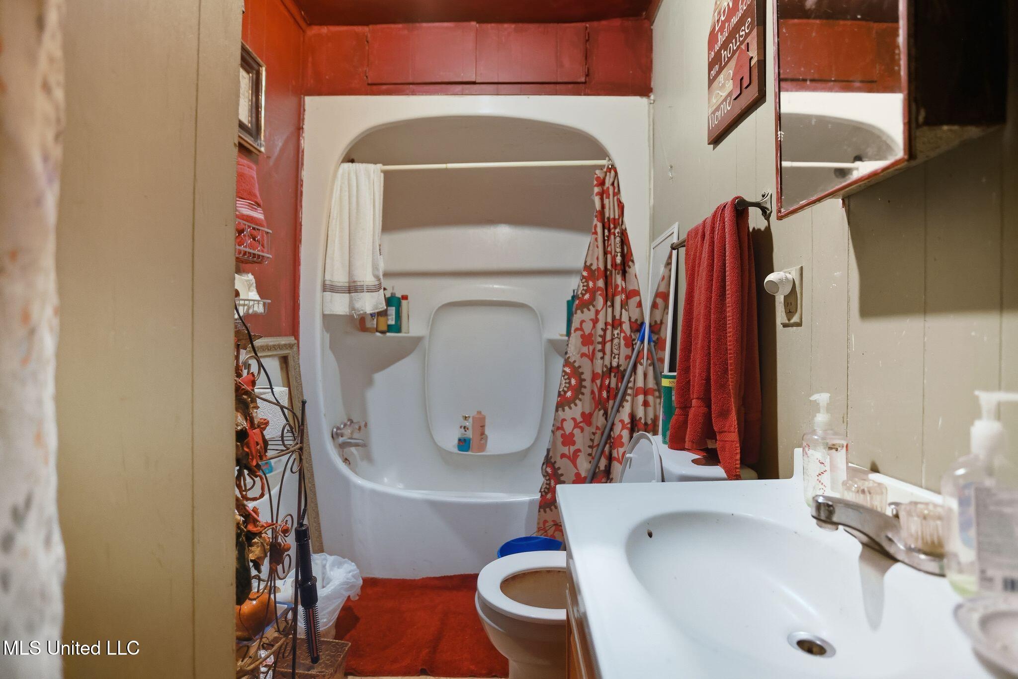 1543 MARION RUSSELL MAIN HOUSE BATHROOM