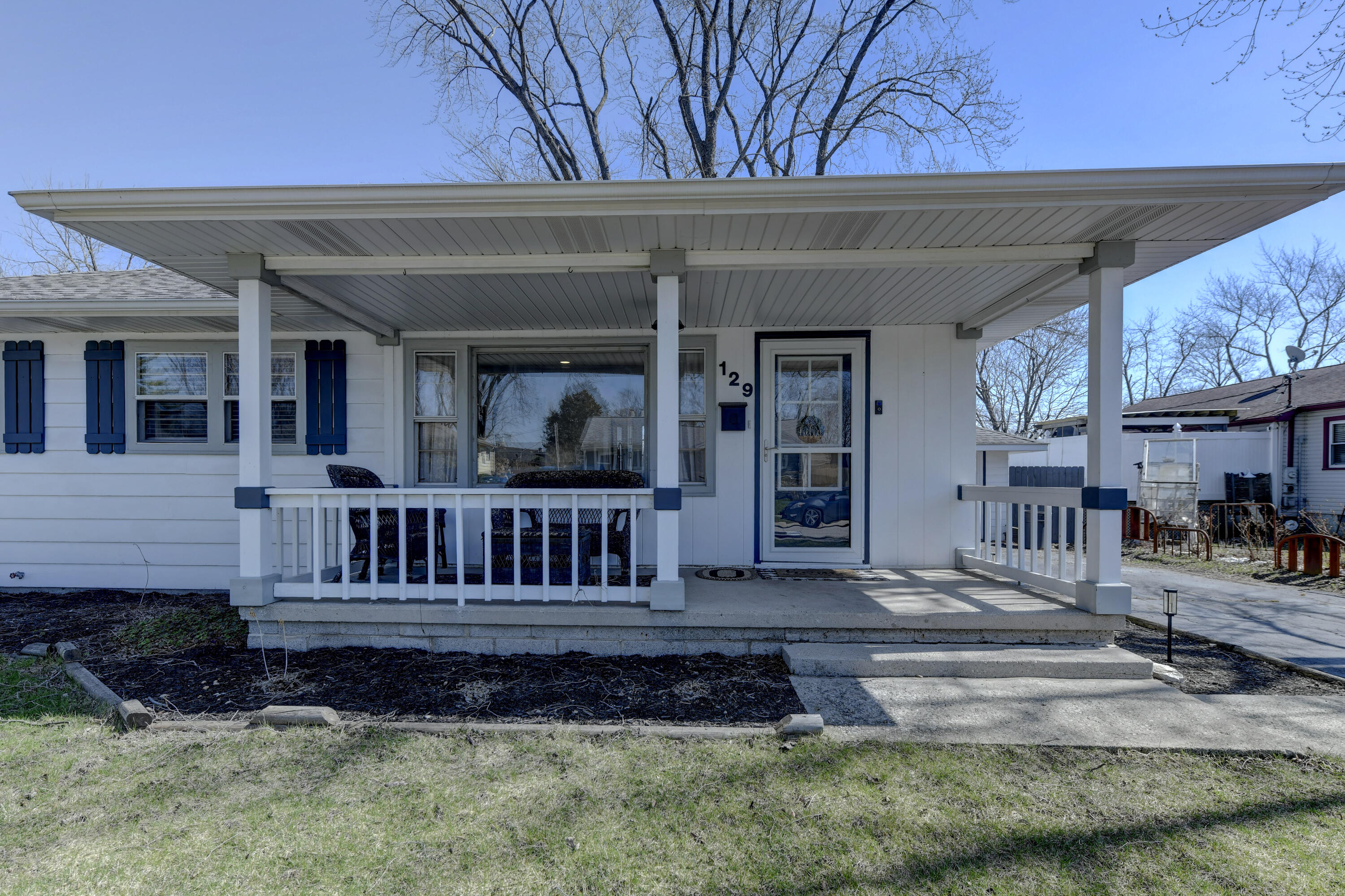 129 Pine Street Lowell, IN 46356 - Photo 3 of 20 3000x2000