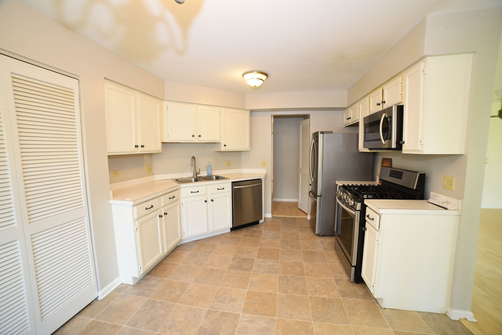 2545 Live Oak Lane Buffalo Grove, IL 60089 - Photo 6 of 21 a kitchen with stainless steel appliances granite countertop a stove a sink and a refrigerator