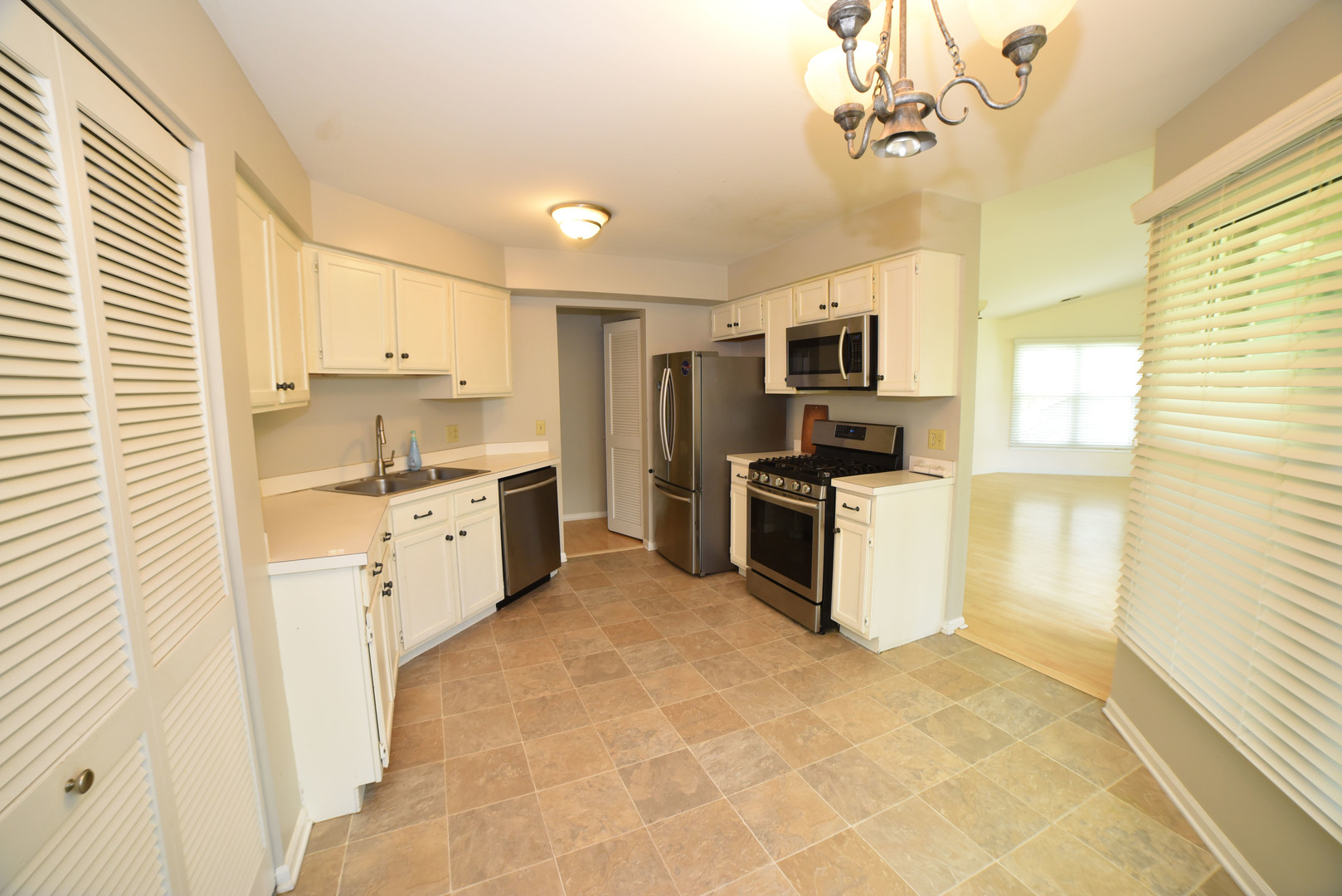 2545 Live Oak Lane Buffalo Grove, IL 60089 - Photo 8 of 21 a kitchen with stainless steel appliances a refrigerator sink and stove