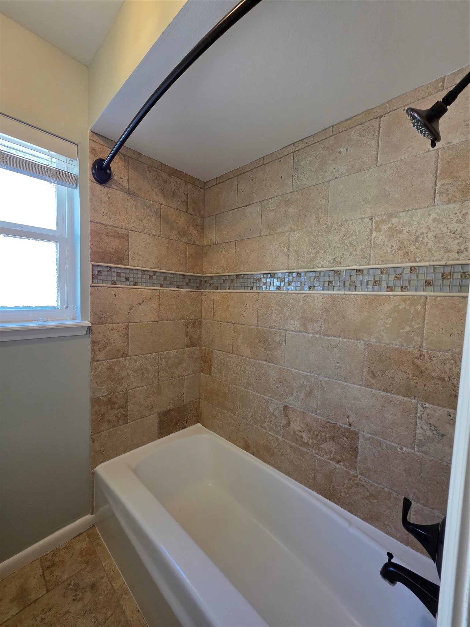 11219 Valley Spring Drive Houston, TX 77043 - Photo 18 of 31 Tub!