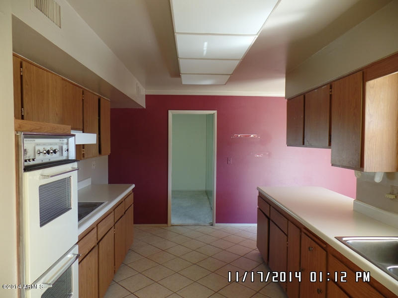 10830 West Hatcher Road Sun City, AZ 85351 - Photo 16 of 47 086