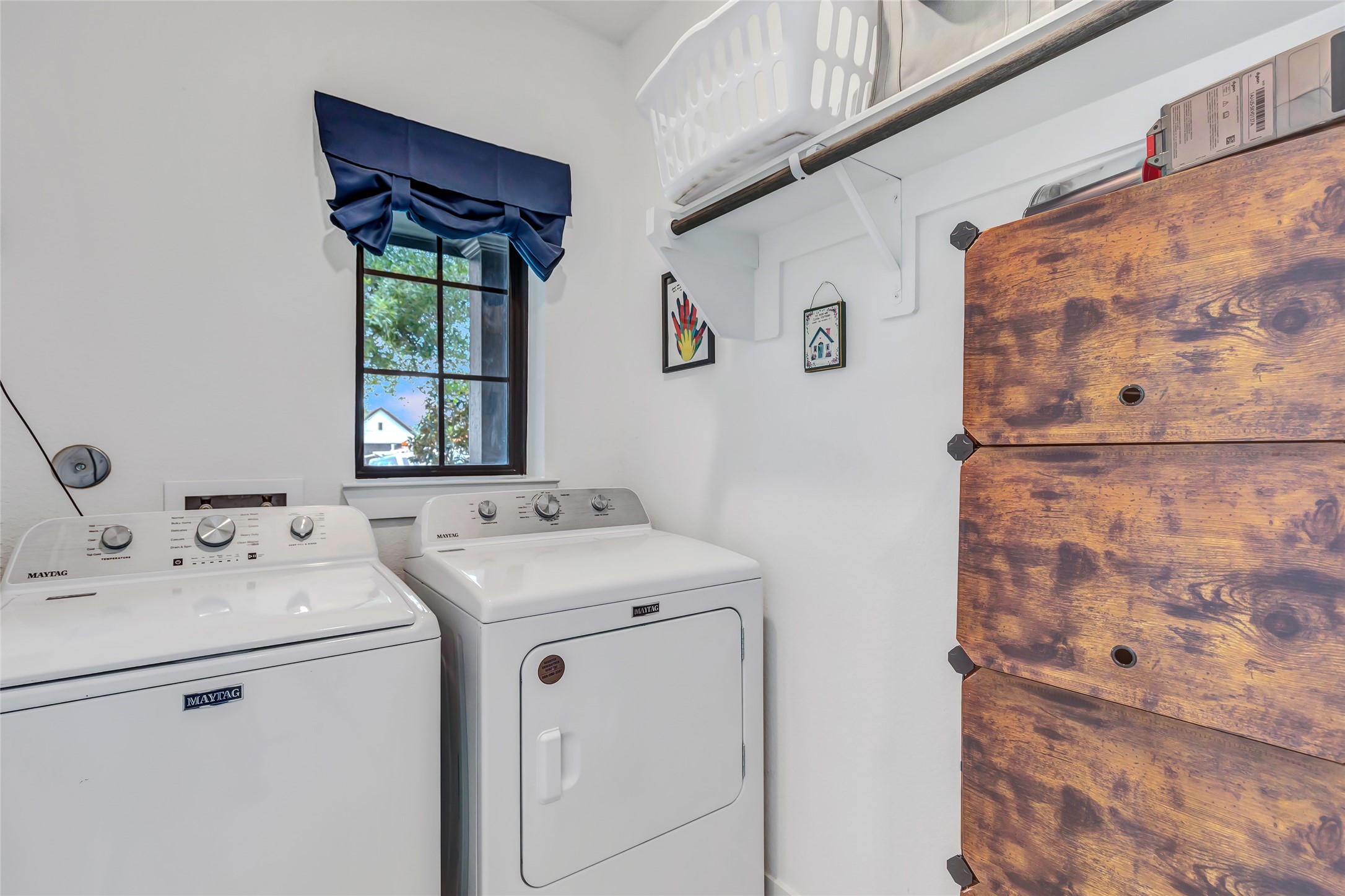 527 Chestnut Reef Court Conroe, TX 77304 - Photo 24 of 40 a utility room with dryer and washer