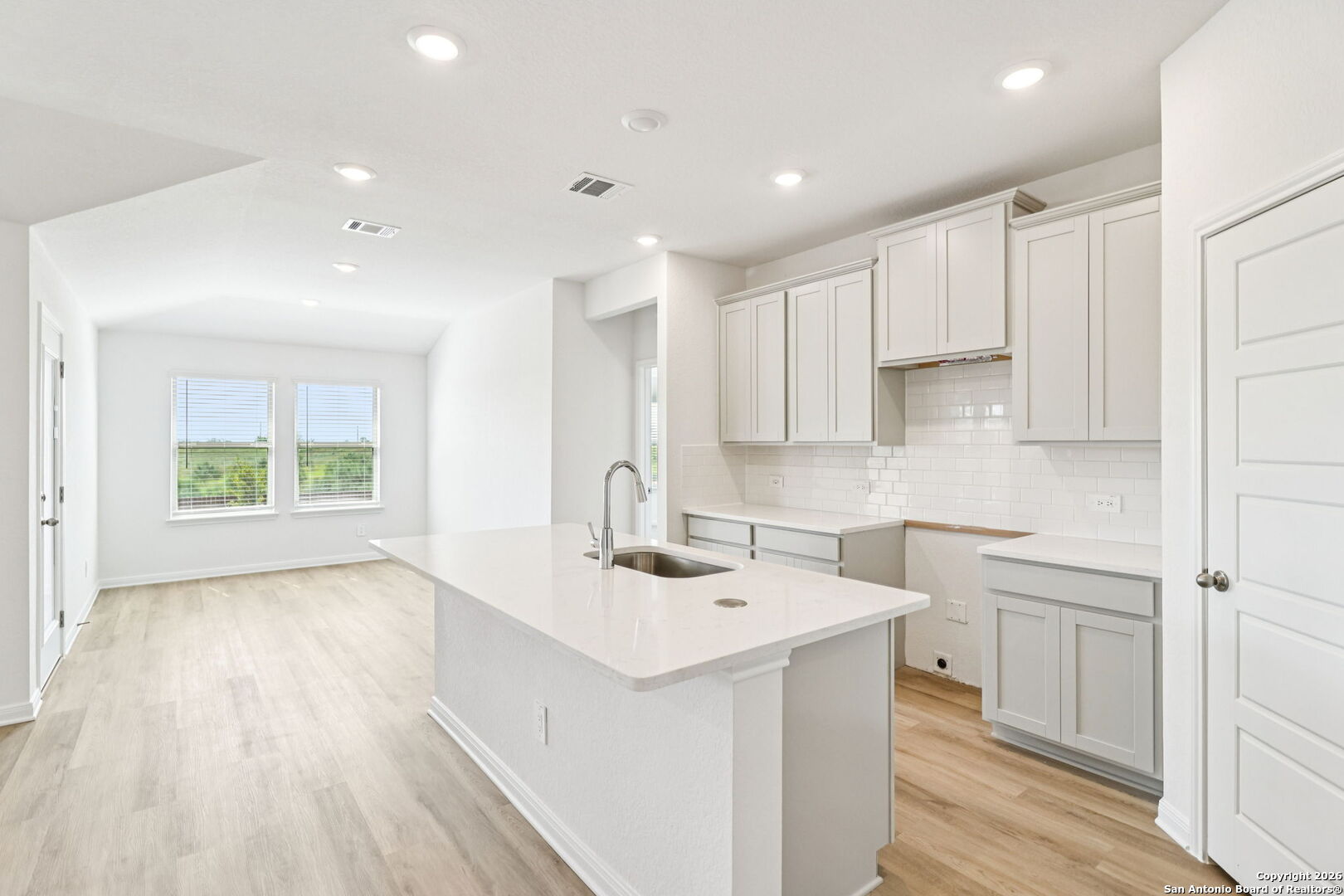 2922 Clemente Way Converse, TX 78109 - Photo 10 of 36