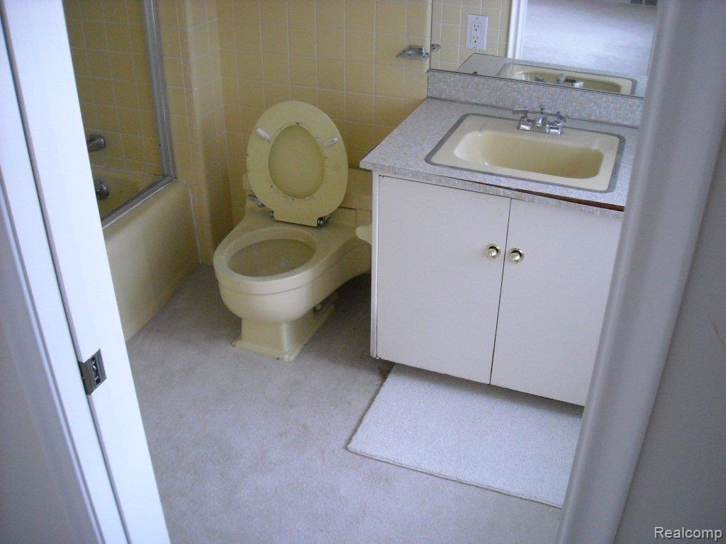 511 Ballantyne Road Grosse Pointe, MI 48236 - Photo 12 of 16 bath2