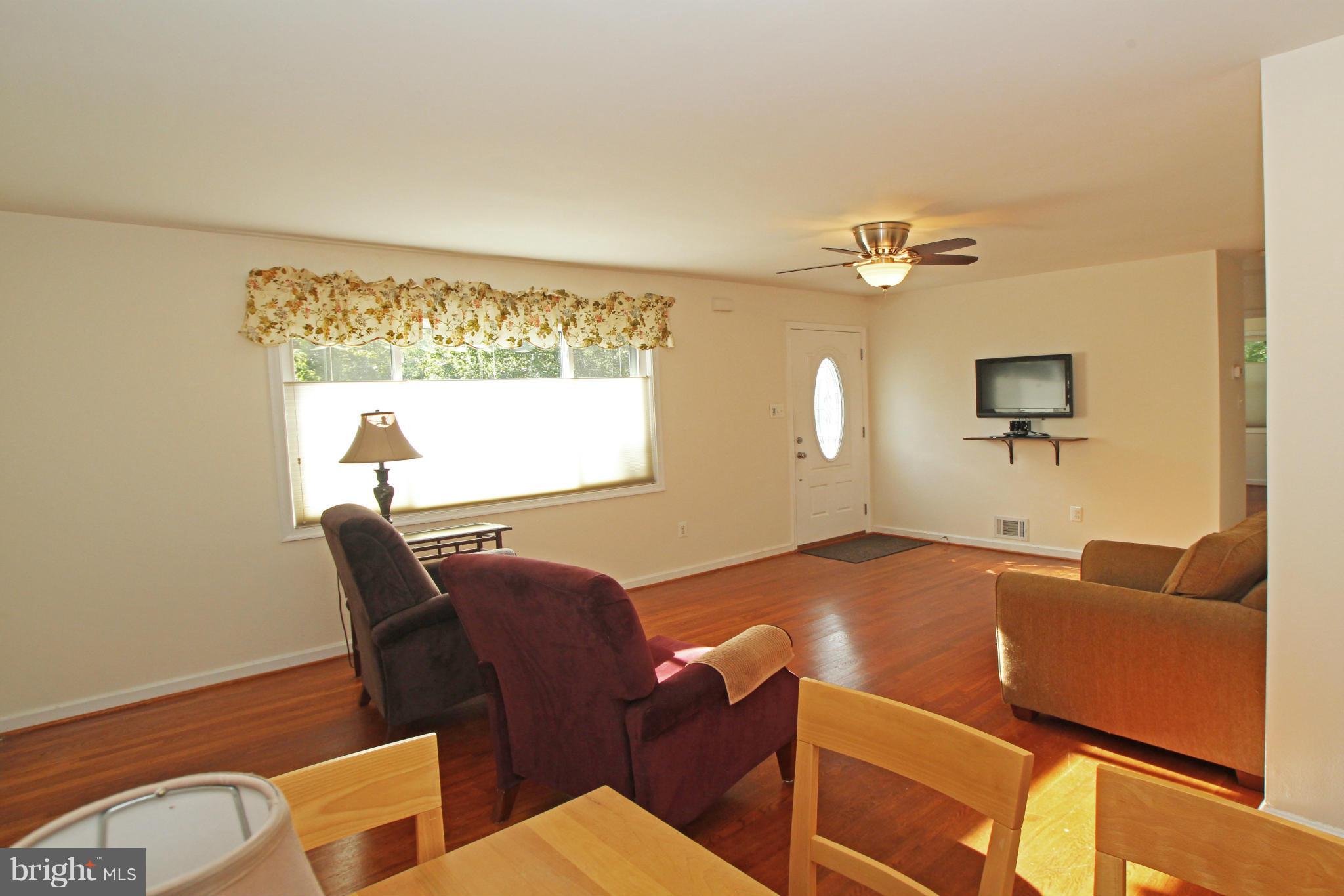 4108 Ronson Drive Alexandria, VA 22310 - Photo 9 of 28 Living Room