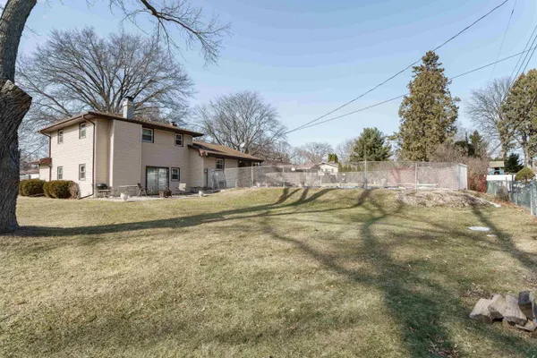 $290,000 | 2214 Pinedrop Parkway, Rockford, IL 61108