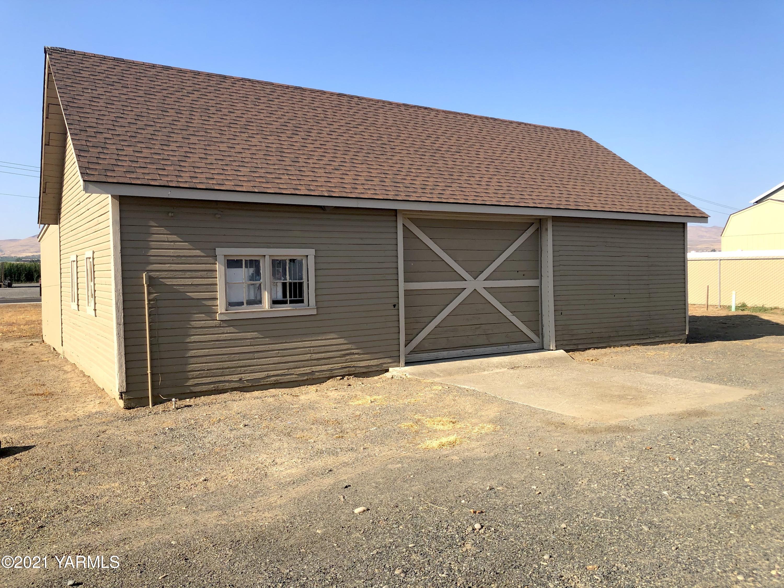 1491 Faucher Road Moxee, WA 98936 - Photo 11 of 13 Barn