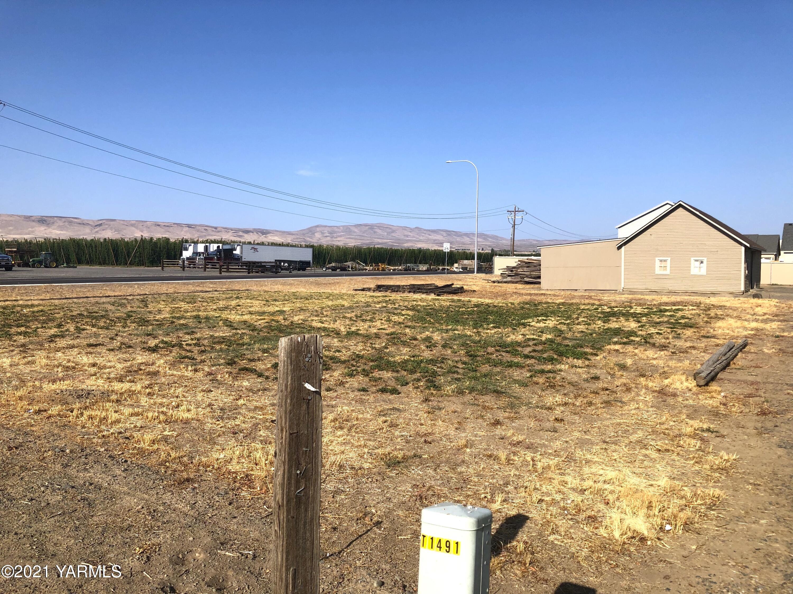 1491 Faucher Road Moxee, WA 98936 - Photo 10 of 13 Yard