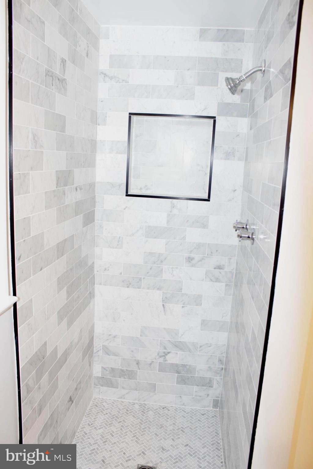 5507 Ashfield Road Alexandria, VA 22315 - Photo 23 of 41 tiled shower with built-ins