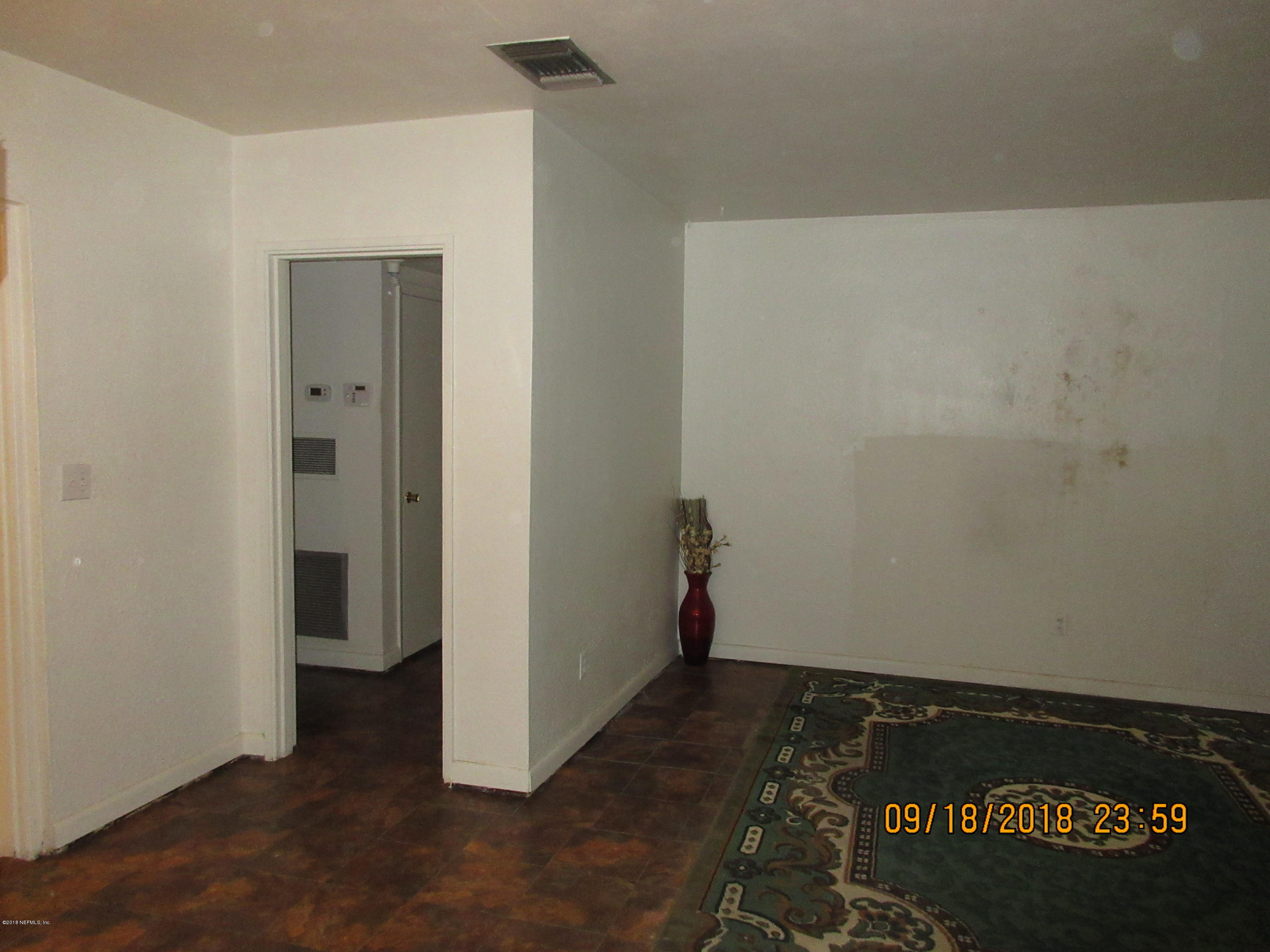 8211 Merivale Road, Unit 1A Jacksonville, FL 32208 - Photo 29 of 52 Living Room