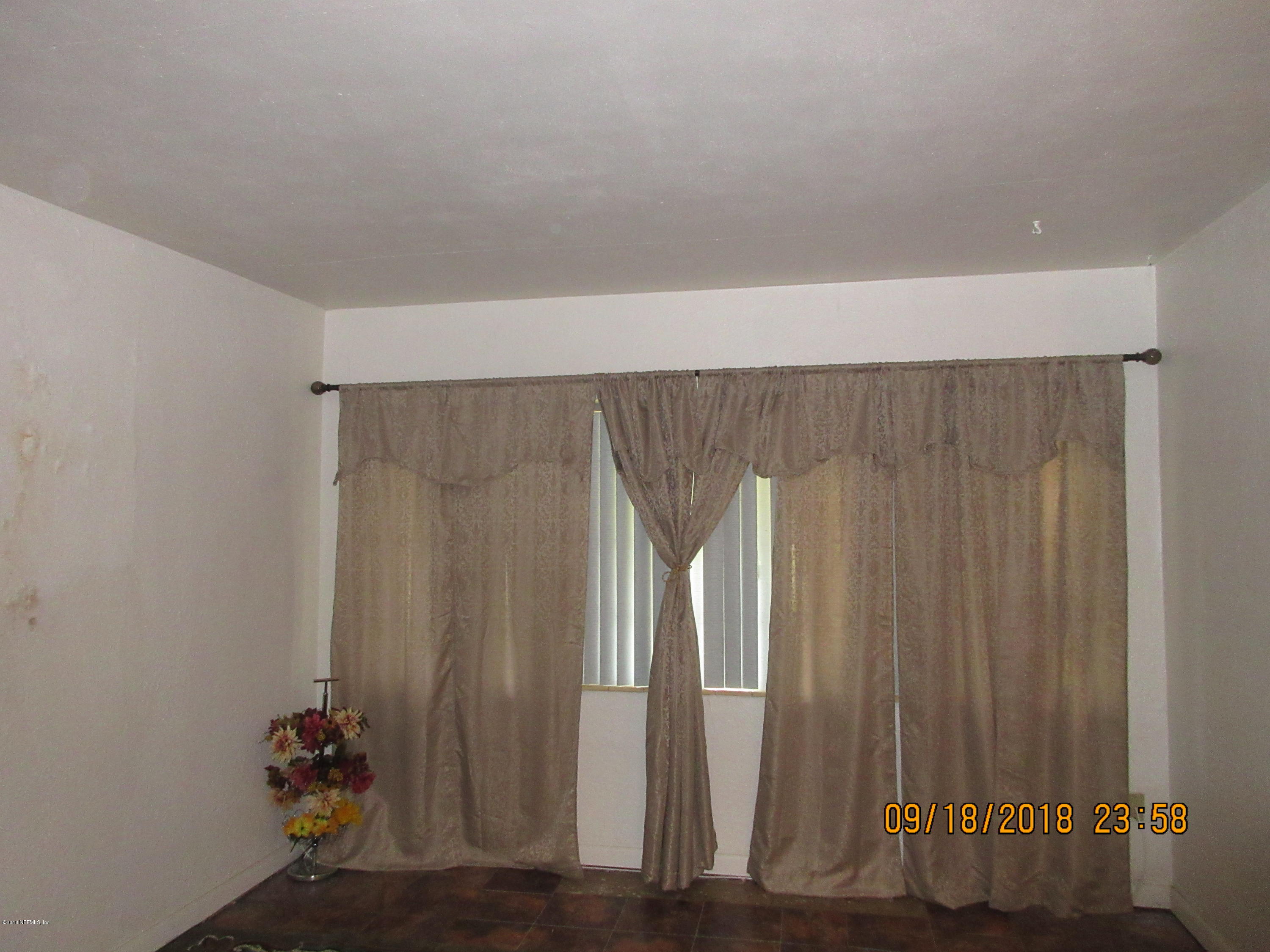 8211 Merivale Road, Unit 1A Jacksonville, FL 32208 - Photo 30 of 52 Living Room