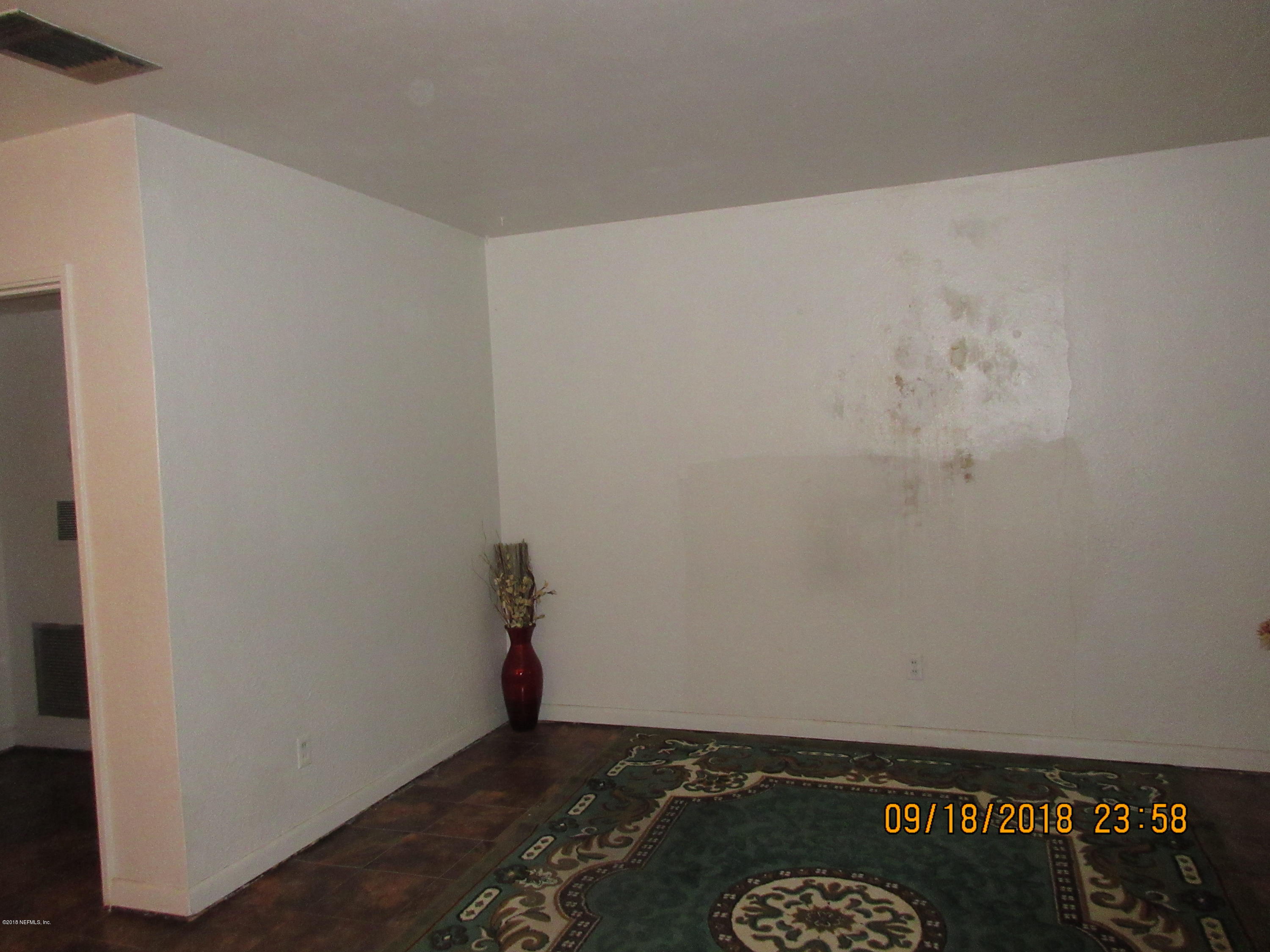 8211 Merivale Road, Unit 1A Jacksonville, FL 32208 - Photo 31 of 52 Living Room