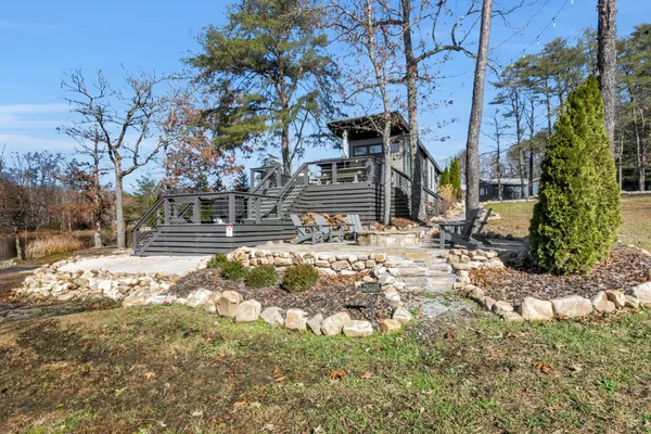 a view of a house with backyard