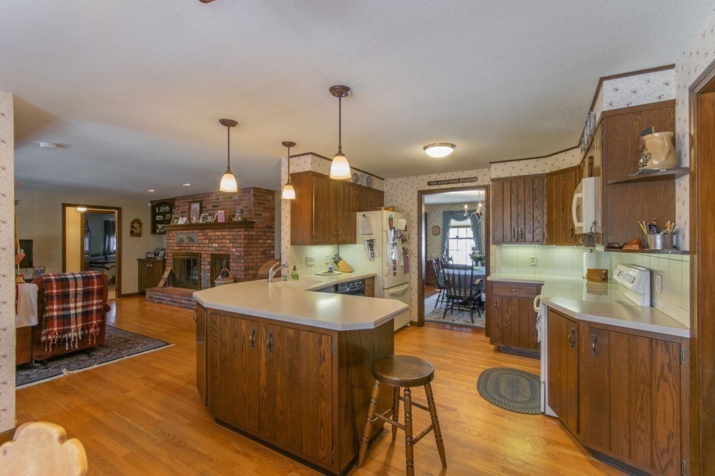 476 Morgan Road West Springfield, MA 01089 - Photo 4 of 38