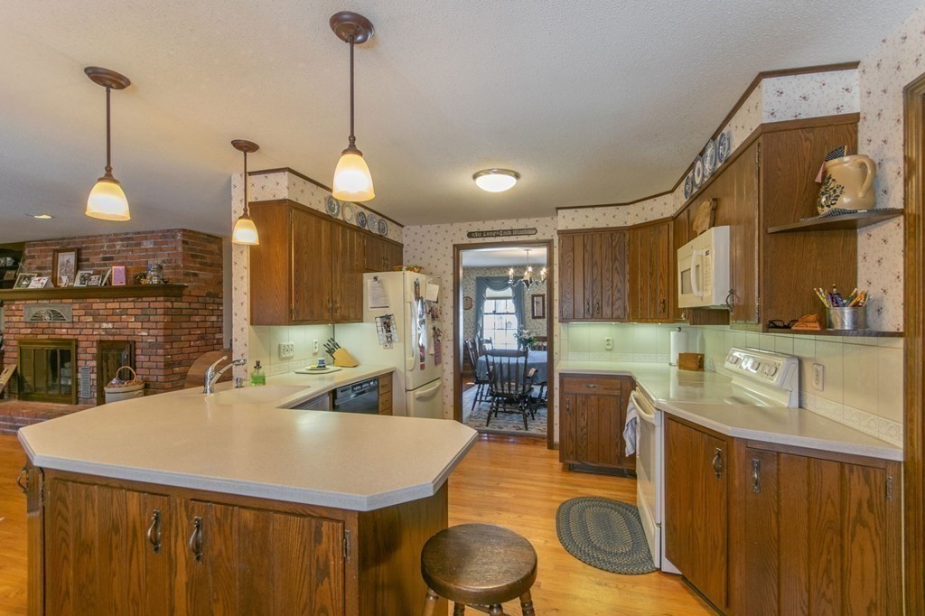 476 Morgan Road West Springfield, MA 01089 - Photo 5 of 38