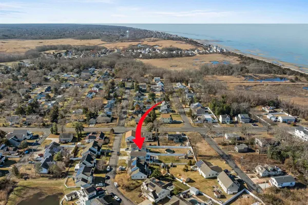 a picture of a wall with white and white