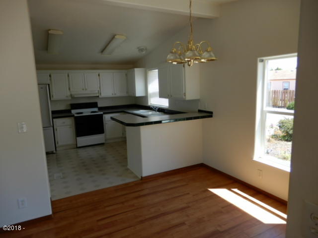 3895 Summit Ridge Circle Depoe Bay, OR 97341 - Photo 7 of 18 Dining/Kitchen