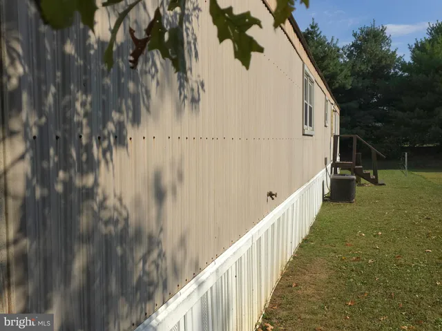 a view of a house with backyard