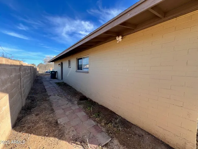 a view of a backyard