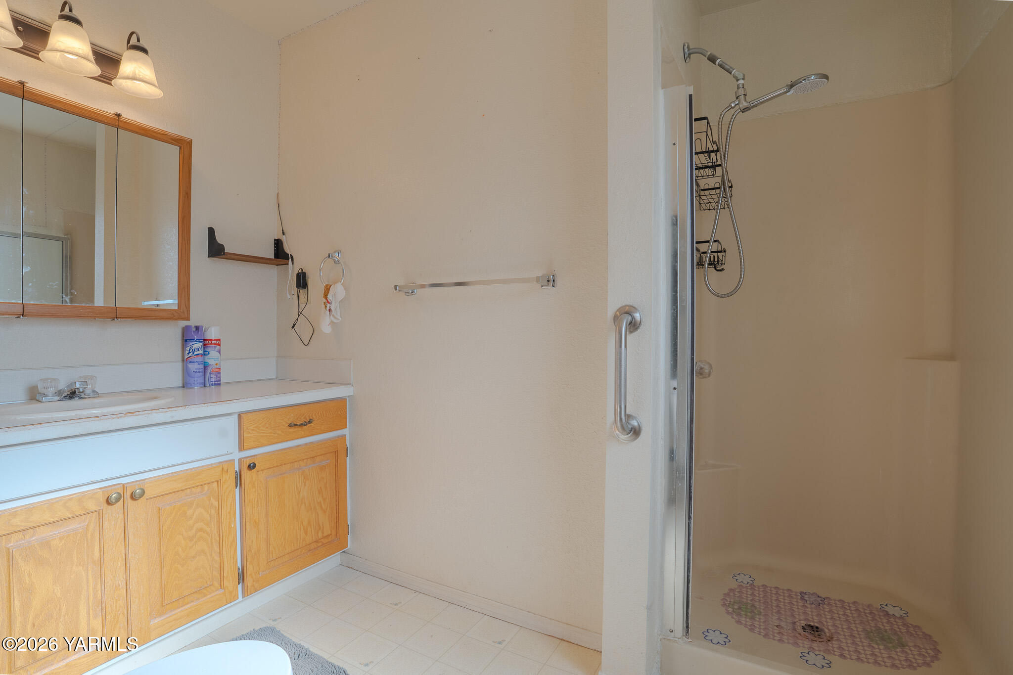 724 Ghormley Road Yakima, WA 98908 - Photo 19 of 44 Primary Bathroom