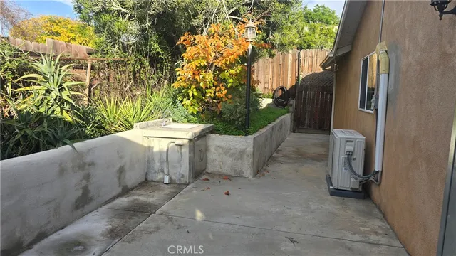 a view of a backyard