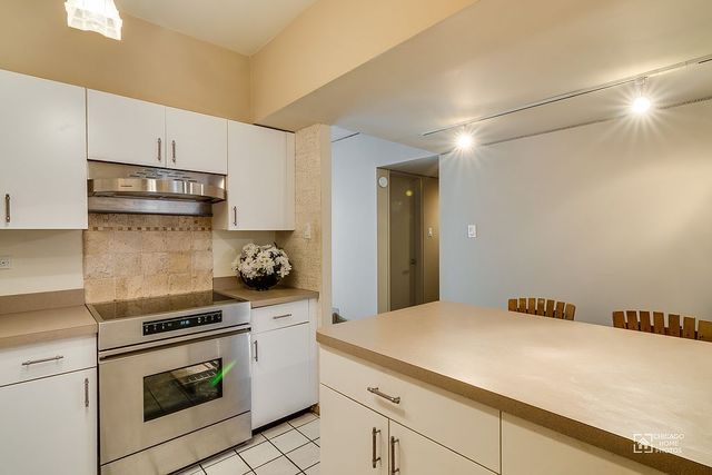 175 East Delaware Place, Unit 5609 Chicago, IL 60611 - Photo 5 of 28 a kitchen with a stove and a refrigerator