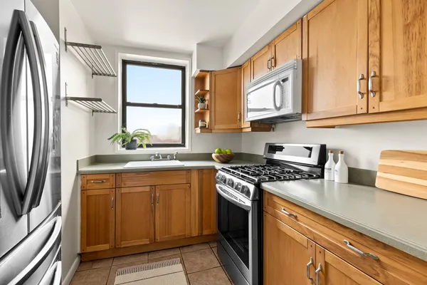 $525,000 | 275 Webster Avenue, Unit 6M | Kensington