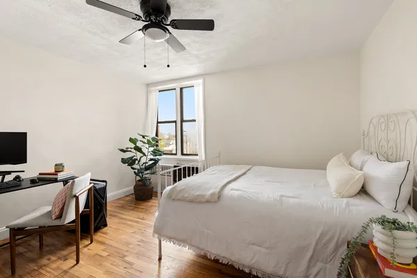 $525,000 | 275 Webster Avenue, Unit 6M | Kensington