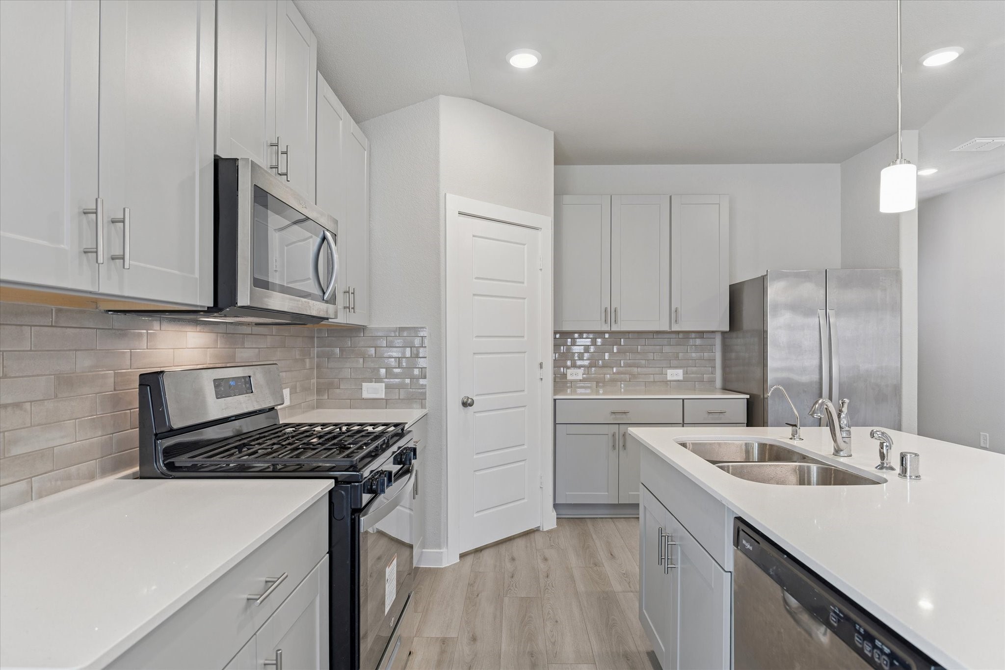 1510 King Rnch Road Conroe, TX 77301 - Photo 4 of 18 a kitchen with stainless steel appliances granite countertop a sink stove and refrigerator
