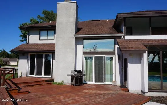 a view of a backyard