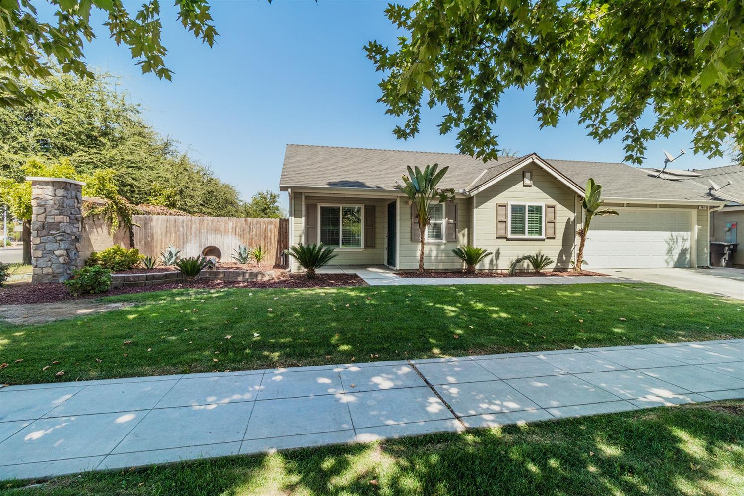 144 East Carpenter Avenue Reedley, CA 93654 - Photo 2 of 27 Gallery Image 2