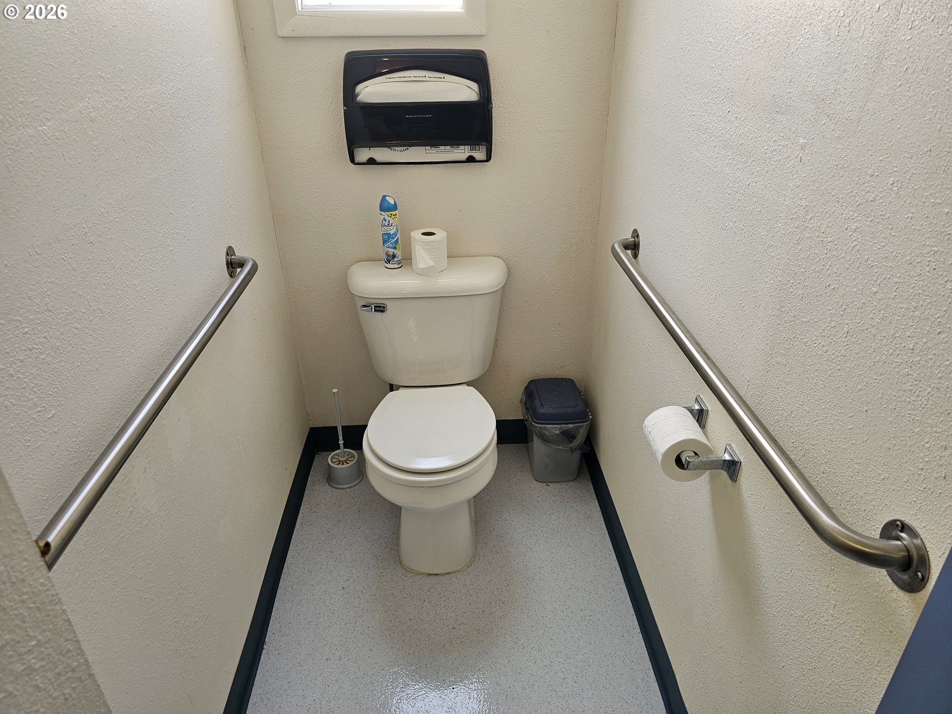 595 11th Street Southwest Bandon, OR 97411 - Photo 26 of 28 a bathroom with a toilet a sink and mirror