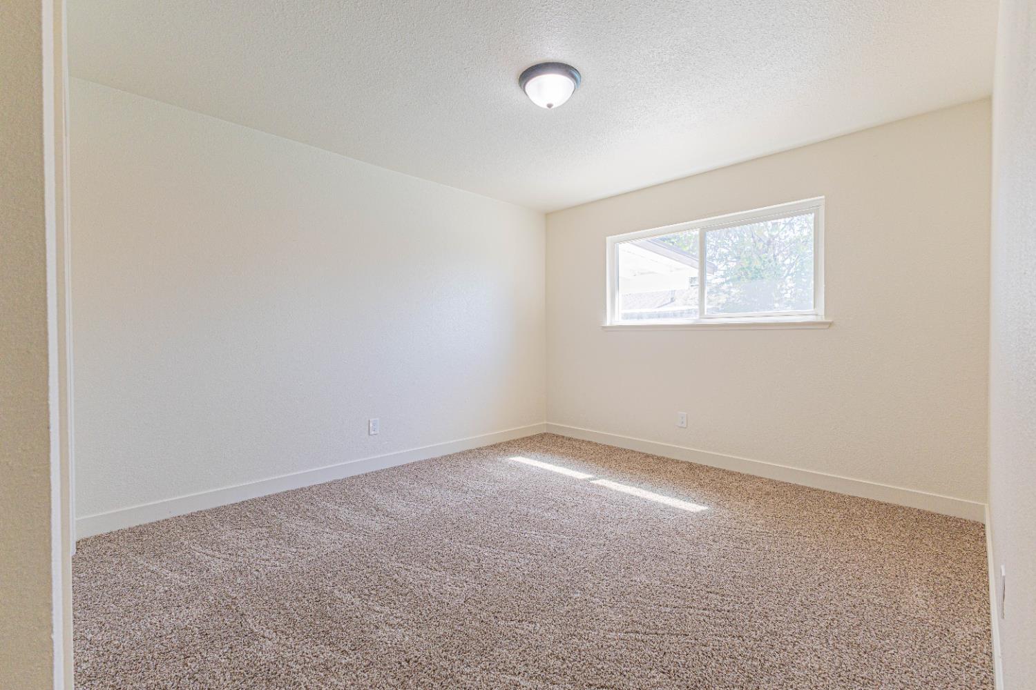 300 Walnut Street Madera, CA 93637 - Photo 8 of 12 an empty room with a window